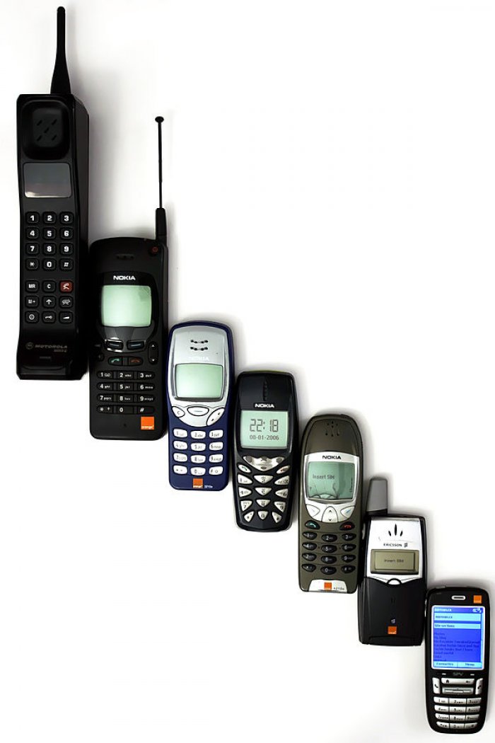 komunikační prostředky: mobilní telefony