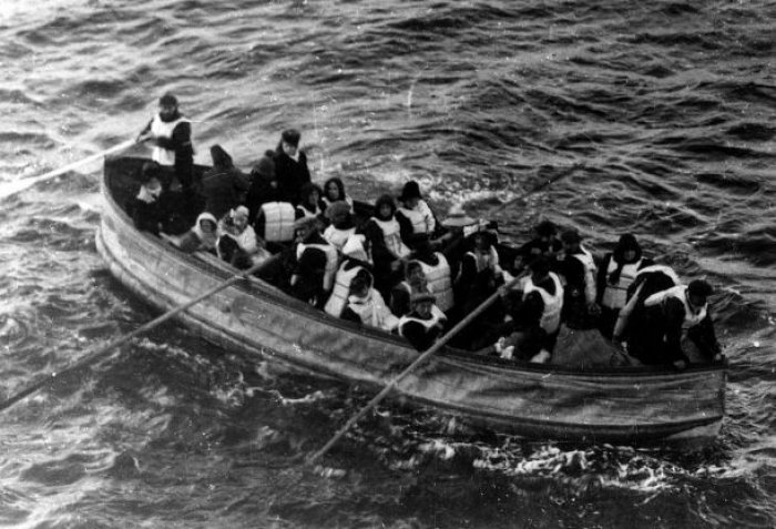 trosečníci z Titanicu na záchranném člunu (foto: Wikimedia Commons)