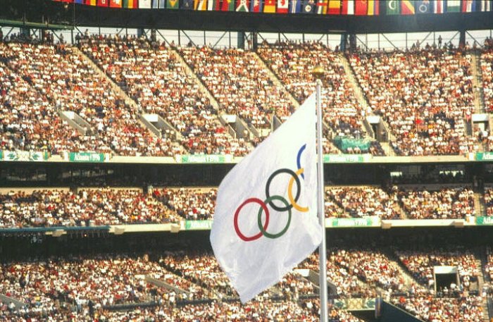 Olympijská vlajka - Atlanta 1996 (autor: Edwin P. Ewing, Jr, public domain)