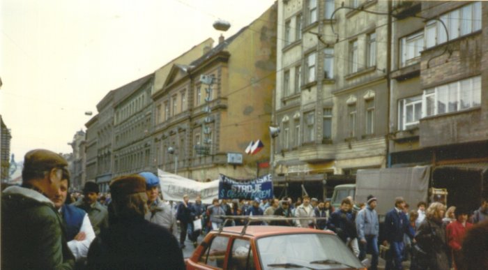 Sametová revoluce 1989, průvod demonstrantů (autor: Piercetp, CC BY 2.5)