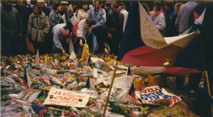 Sametová revoluce 1989, svíčky za zbité studenty (autor: Piercetp, CC BY 2.5)