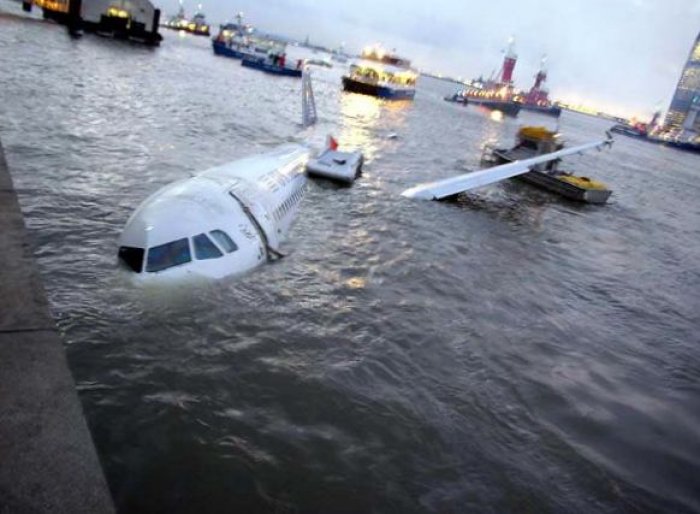 vylovení vraku letadla z řeky Hudson (foto: Chris Gay/New York Times)