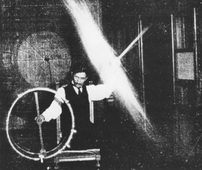 Nikola Tesla - experimenting (photo: unknown author, CC BY-NC-SA 4.0)