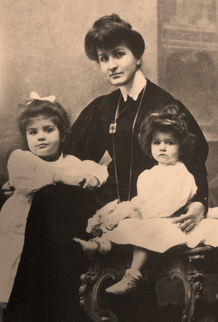 Alma Mahler s dcerami (foto: neznámý autor, cca 1905-6, public domain)