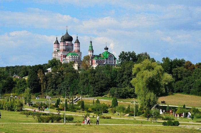 Kyjevský park Feofania, chrám sv. Pantěleje (foto: Oleg Mityukhin/Pixabay, CC BY-NC-SA 4.0)