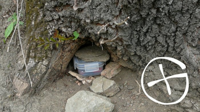 úkryt geocache u paty stromu (foto: Pavel Ševela, CC BY-SA 3.0)