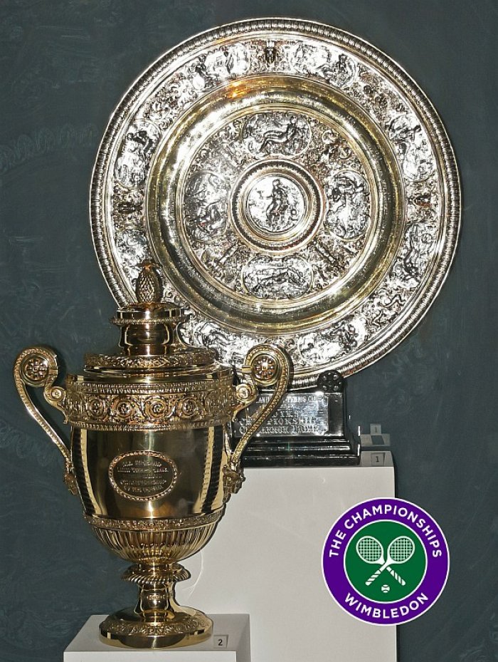 Wimbledon, trofeje pro vítěze (foto: Benjamí Villoslada i Gil, CC BY-SA 2.0)
