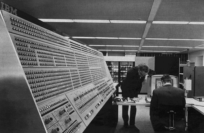 sálový počítač IBM System/360 (foto: NASA, public domain)
