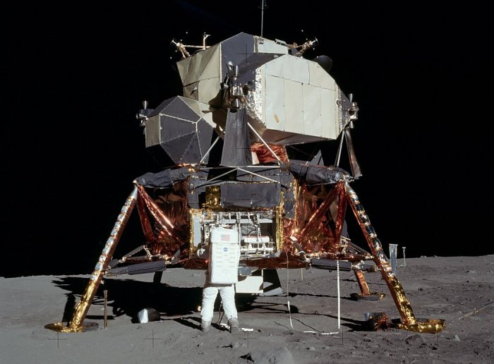 lunární modul a Buzz Aldrin na Měsíci (foto: NASA, restored by Kipp Teague, public domain)