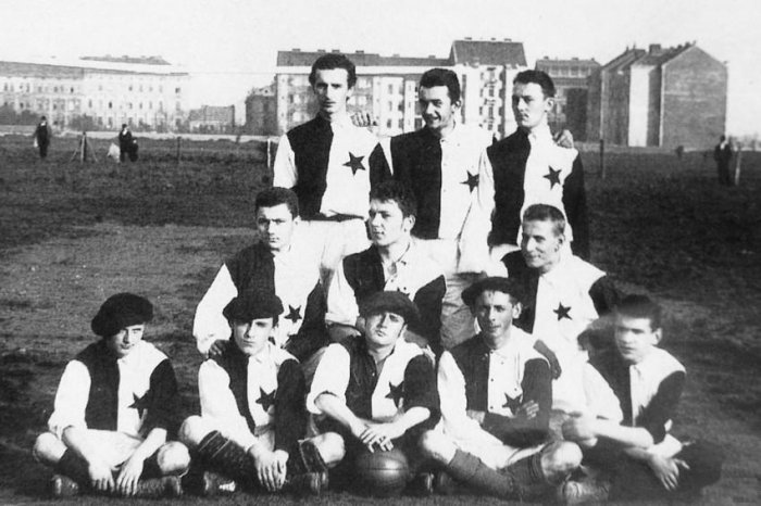 Fotbalový tým SK Slavia - rok 1896 (foto: public domain)