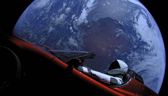 objevy a vynálezy: elektromobil Tesla Roadster na oběžné dráze (foto: SpaceX, CC0)