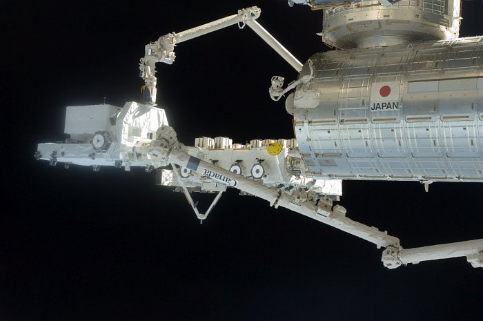 ISS - robotický manipulátor Canadarm2 a japonská laboratoř Kibó (foto: NASA, public domain)