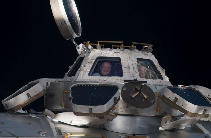 ISS - pozorovatelna Cupola, astronauti Ricky Arnold a Andrew Feustel (foto: NASA, public domain)