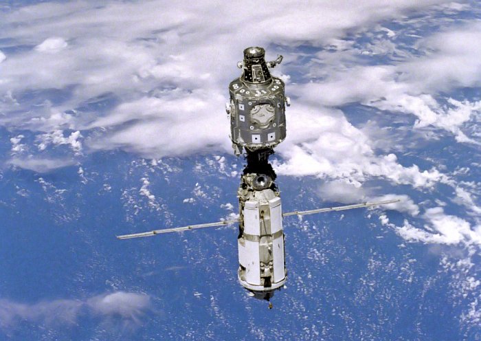 Počátek stavby ISS - moduly Zarja a Unity (foto: NASA, public domain)