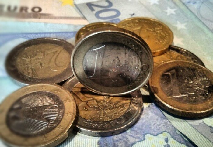 Euro - mince a bankovky (foto: NewTimesMyBlog, CC BY-SA 3.0)