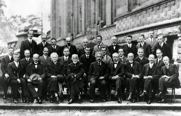 Konference v Solvay - mj. A. Einstein, M. Planck, N. Bohr, L. de Broglie, E. Schrödinger, W. Heisenberg (foto: Benjamin Couprie, IIdP de Solvay)