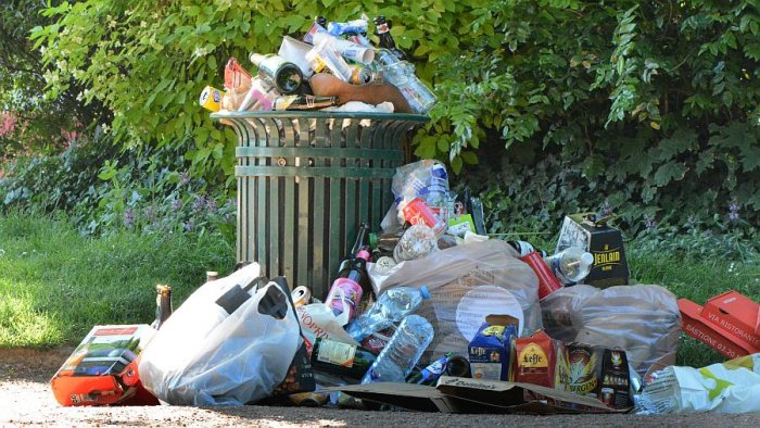 Rozklad odpadků: netříděné odpadky ve městě (foto: Lamiot, CC BY-SA 4.0)