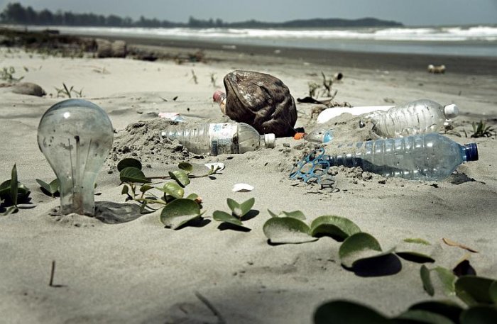 Rozklad odpadu: PET lahve a další odpadky vyplavené na mořskou pláž (foto: epSos.de, CC BY 2.0)
