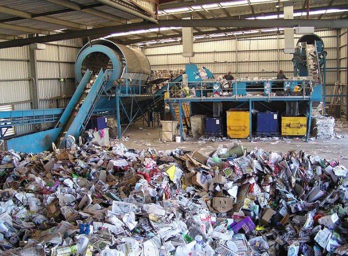 Rozklad odpadků: recyklace, třídicí linka (foto: Ropable, public domain)