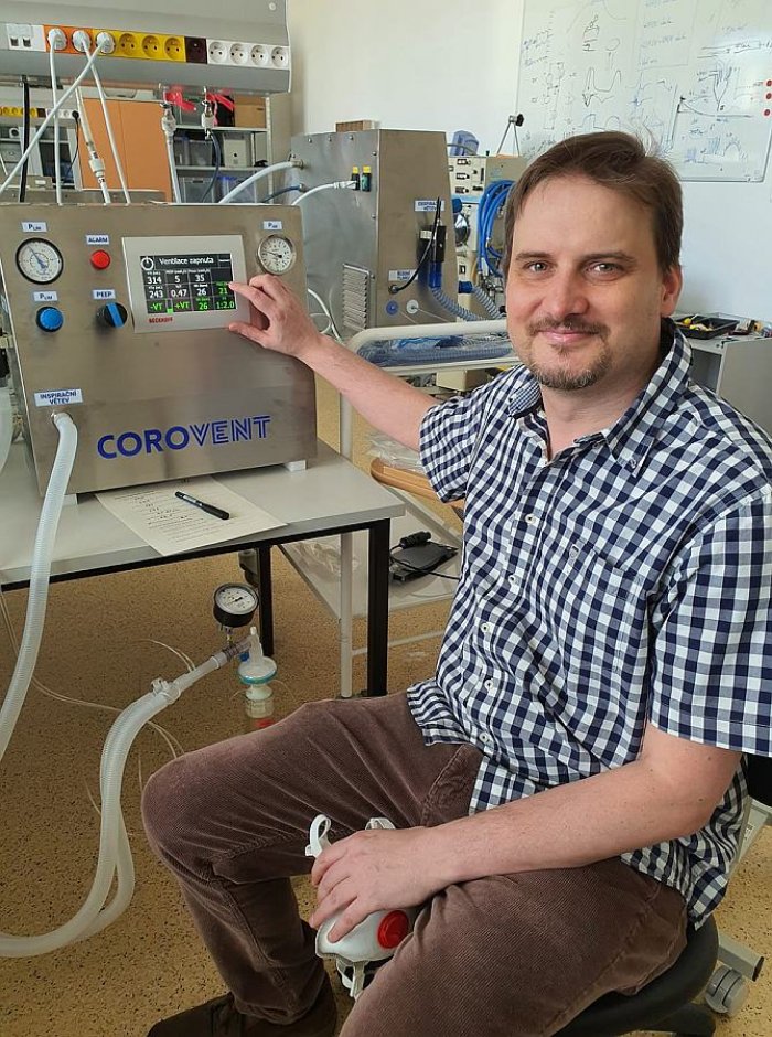 Tomáš Kapler s plicní ventilací CoroVent